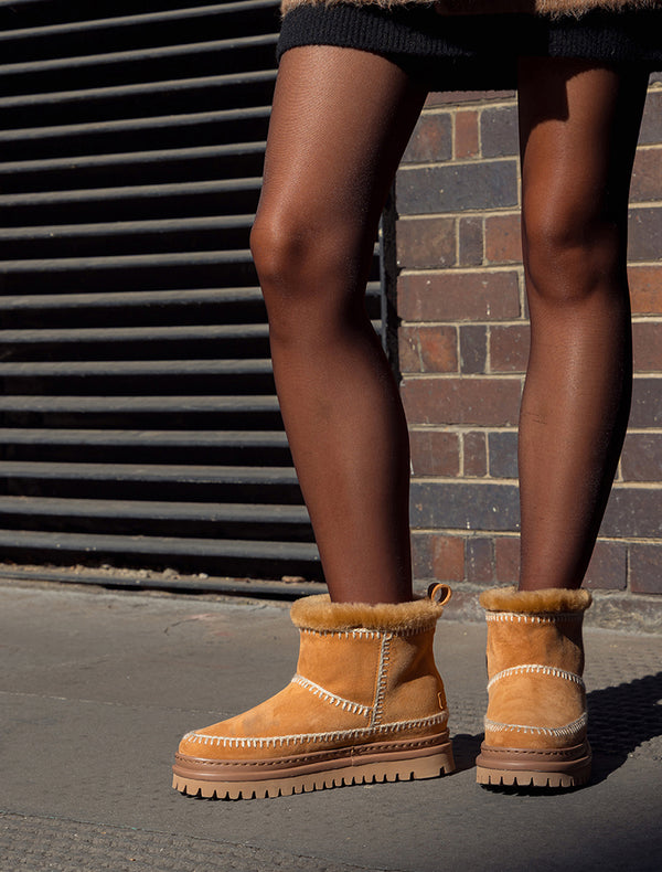 Nyali 4.0. Crochet Chestnut Suede Natural