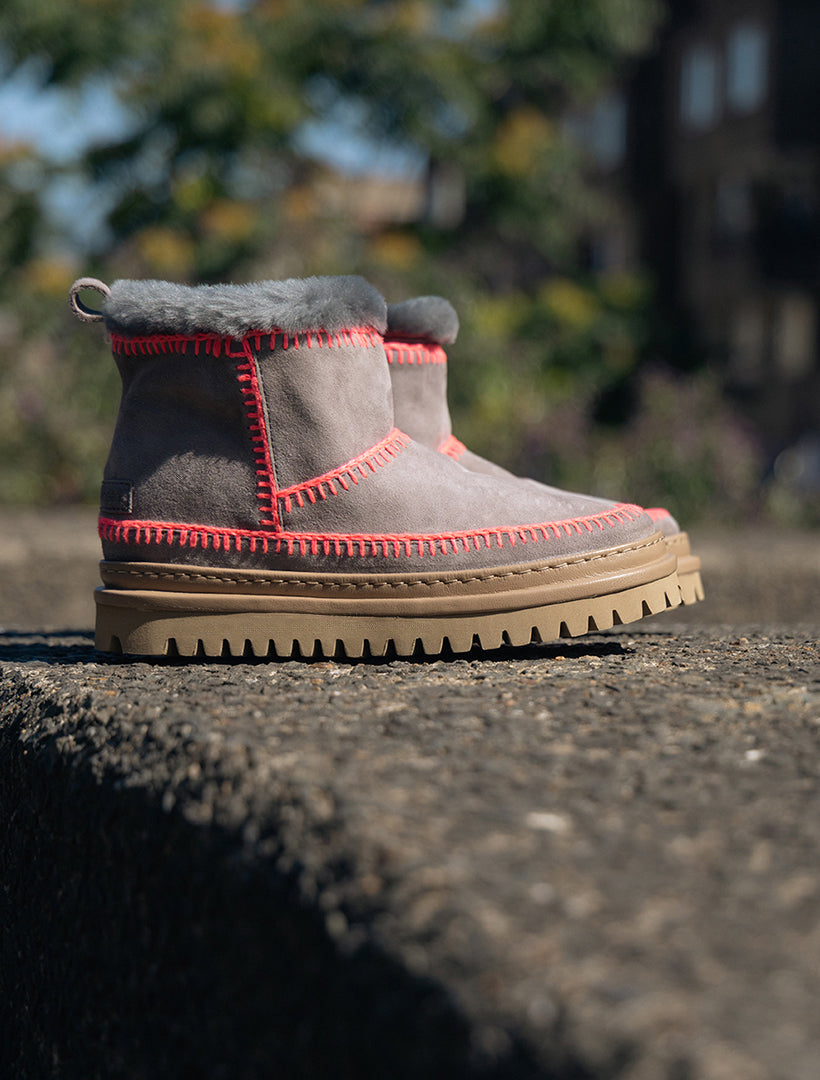 Nyali 4.0. Crochet Grey Suede Neon Pink