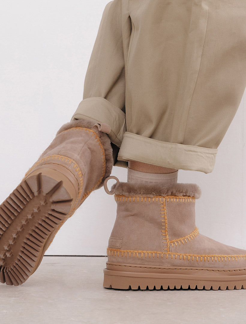 Nyali 4.0. Crochet Taupe Suede Peach